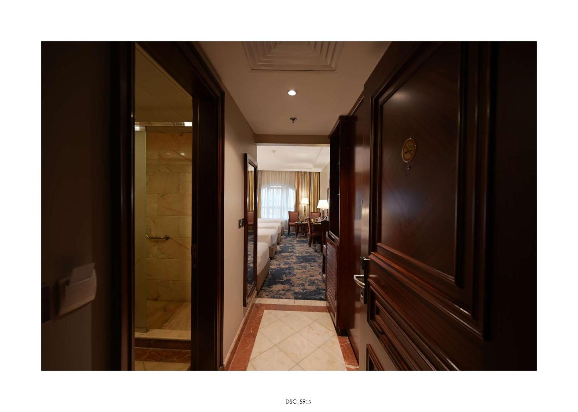 Emaar Royal Hotel Medina Exterior foto A guest room at the hotel