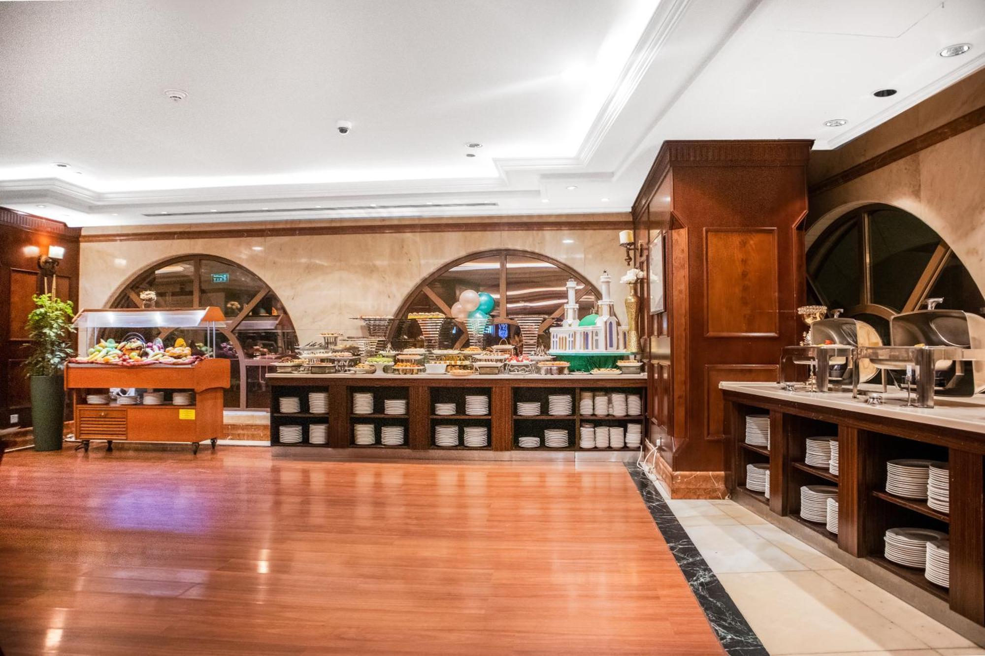 Emaar Royal Hotel Medina Exterior foto The buffet at the hotel