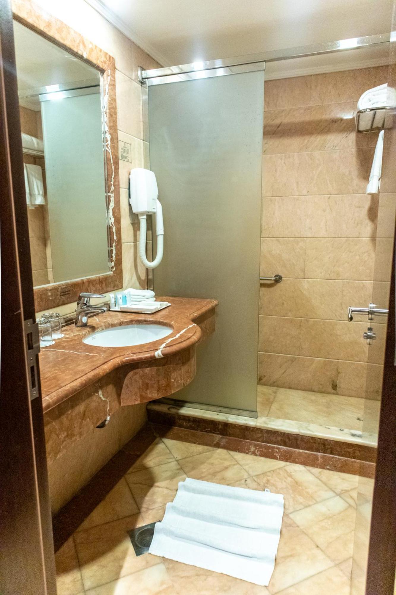 Emaar Royal Hotel Medina Exterior foto Bathroom in a hotel