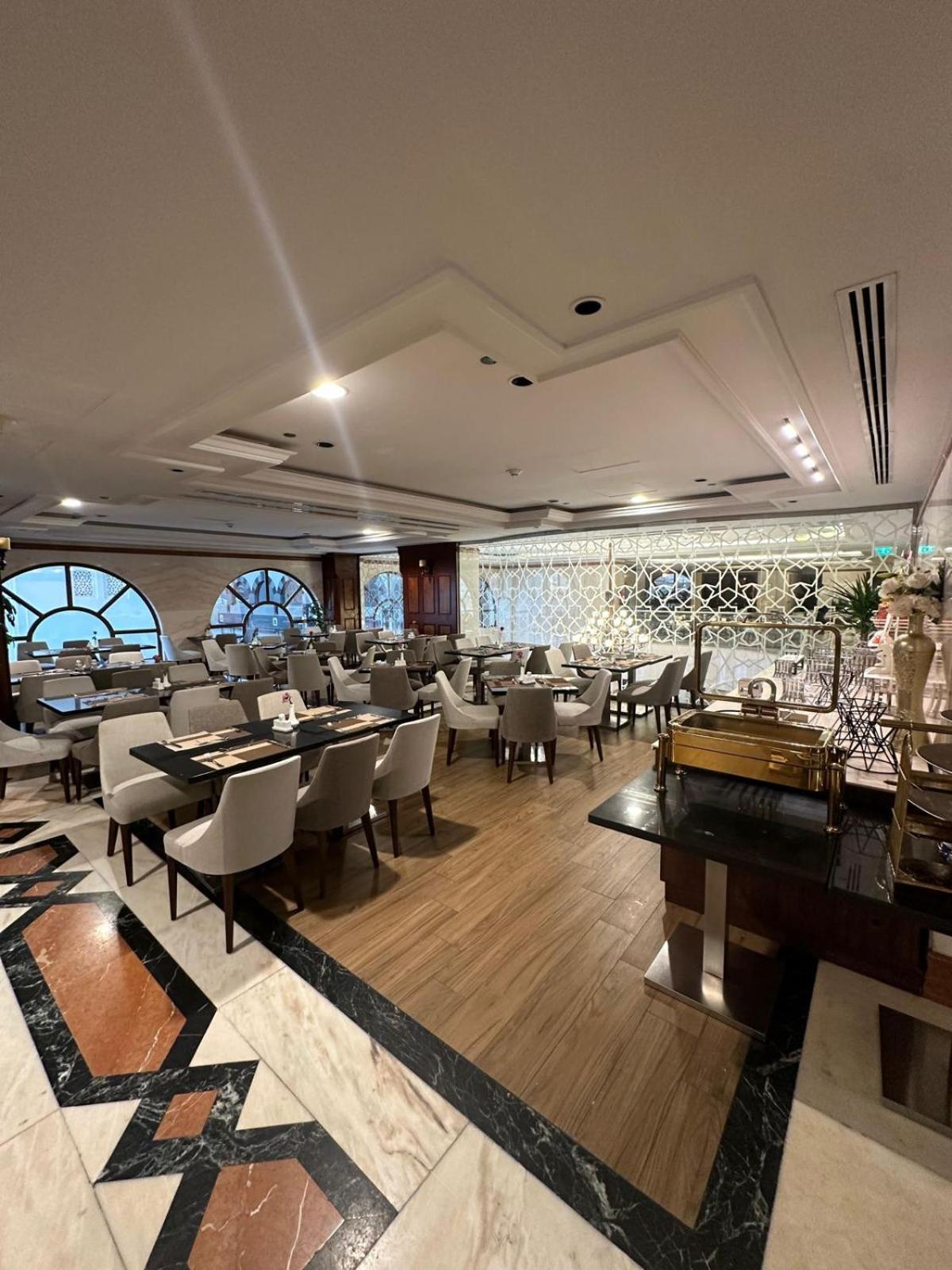 Emaar Royal Hotel Medina Exterior foto The interior of the restaurant