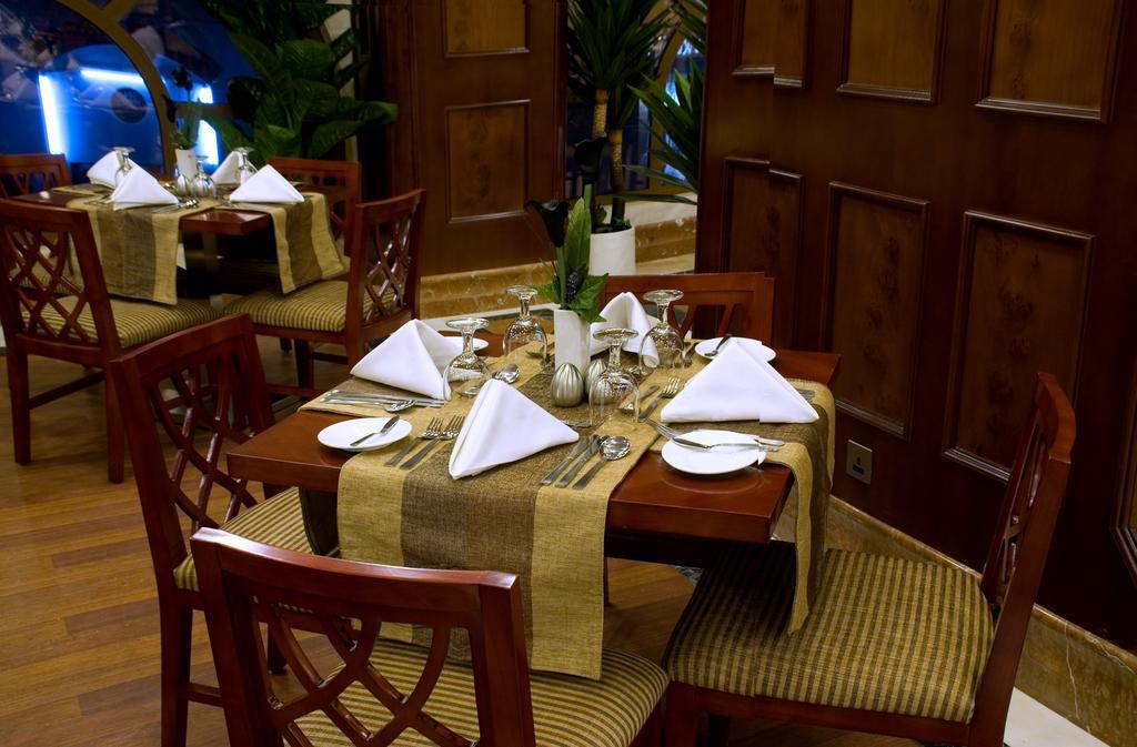 Emaar Royal Hotel Medina Exterior foto A table set for fine dining